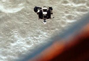 Екипажът на „Аполо 10“ чул странна музика от обратната страна на Луната