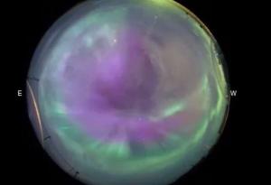 Впечатляващи кадри показват как буря от северни сияния превзема нощното небе