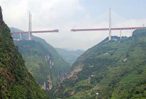 Най-високият мост в света се извисява на зашеметяващите 565 метра над речната долина