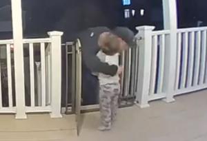 2-годишно дете гушна доставчика на пица, без да подозира, че скоро е загубил дъщеричката си