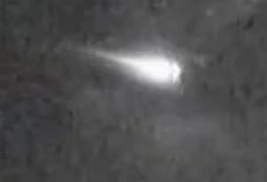 Невероятни кадри показват как "огнен" метеор озарява небето над Австралия