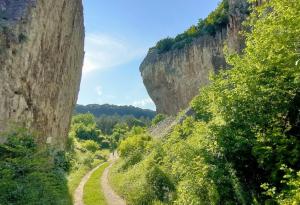 Пътешествие до Чернелка – една екопътека, сгушена между високи скални образувания