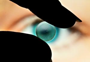 Контактна леща с форма на спирала използва "оптичен вихър", за да коригира зрението