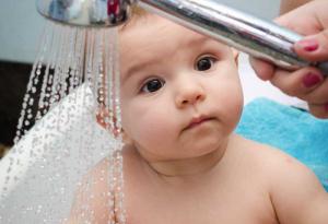 Лекари: Ежедневното къпане на децата е вредно