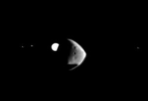 Поразителни кадри показват как марсиански спътник затъмнява Юпитер