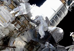 Двете американски астронавтки работиха в открития космос 6 часа и 42 минути 