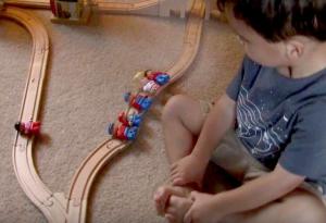 Това 2-годишно дете има решение на дилемата с влака