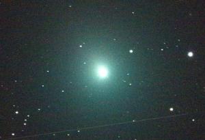 Скоро тази необичайно ярка комета може да освети небето почти като полумесец