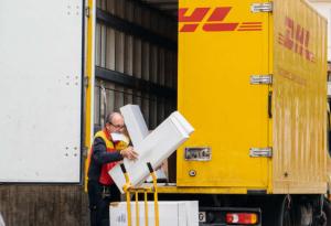 Можете ли да хванете COVID-19 от пощенска пратка или докосвайки смартфона си?