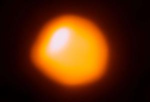 Теорията, че наскоро Бетелгейзе е погълнала друга звезда, би могла да обясни много неща