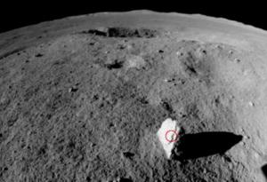 Откриха странен „километричен камък“ на обратната страна на Луната