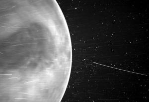 Слънчевата сонда „Паркър“ направи невероятна снимка на Венера и видя нещо, което не би трябвало да може