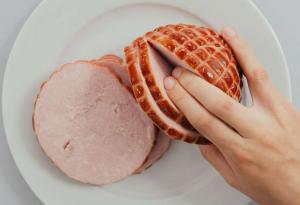 Коремната кухина на жена се надува като балон по време на орален секс