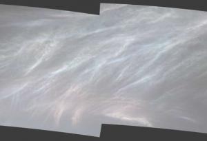 „Кюриосити“ засне редки многоцветни сияещи облаци на Марс