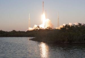 Излязла извън контрол ракета на SpaceX е на път да се разбие в Луната