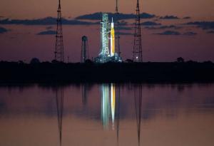 Вижте как мълния удря стартовата площадка с новата лунна ракета на NASA