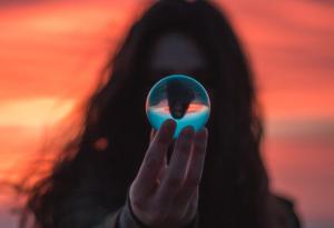 Законът за отражението обяснява защо привличате едни и същи хора, места и проблеми