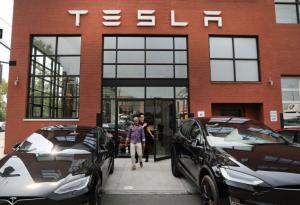 19-годишен хакер поел дистанционно контрол над автомобили на Tesla по цял свят