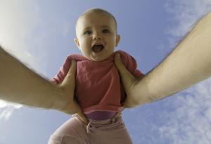 Кога бебето наистина започва да вижда и какво