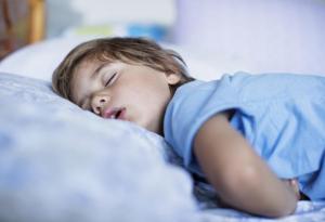 Детето скърца със зъби в съня си. Защо