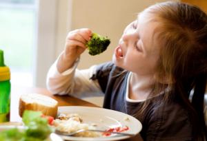 Учени: Яжте броколи с усмивка, ако искате детето да ги хареса 