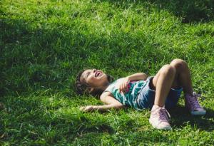 6 трика, за да премахнете петна от трева от детските дънки 