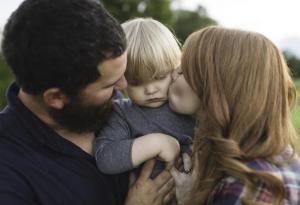 Прегръдки и ласки – защо детето има нужда от тях