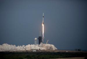 Исторически полет: SpaceX изведе успешно двама астронавти в орбита