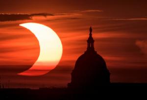 Насладете се на тези невероятни снимки от вчерашното слънчево затъмнение с "огнен пръстен"