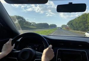 Майка измисли хитър трик как да забавлява детето на път