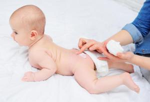 Защо мама не бива да маже детето със своя крем 