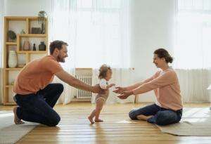 На каква възраст детето прави първи стъпки