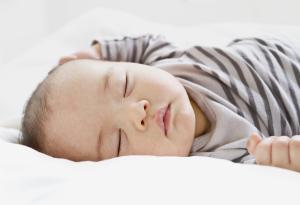 Защо моето бебе не спи през нощта 