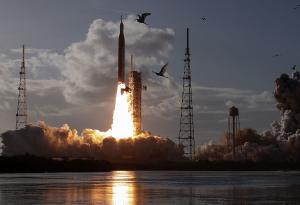 Исторически момент: НАСА стартира пилотирана мисия до Луната за първи път от половин век насам