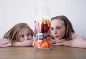 Стоматолози изброяват най-вредните за зъбите бонбони