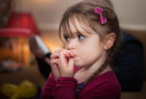 Как да отучите детето да си гризе ноктите