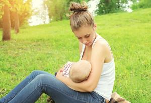 Кърмене в жегата 