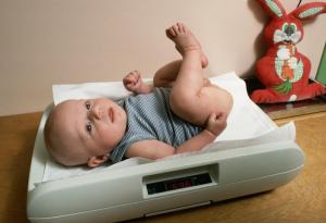 Как се променят ръстът и теглото на бебето по месеци