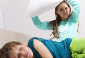 8-годишната ни дъщеря стана агресивна, обижда брат си 