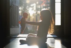 Играта с кукли помага на децата с аутизъм да развият социални умения