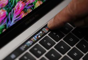 Екрани на MacBook се напукват при нормална употреба