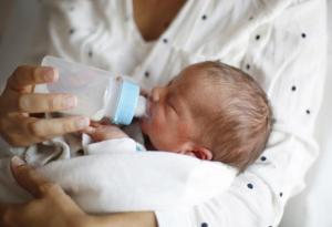 Как да храним бебето в жегата