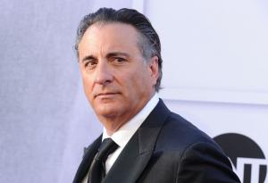 Анди Гарсия се спря да послуша уличен саксофонист в центъра на София (видео)