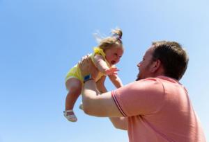 Мъжът ми обича да хвърля бебето във въздуха, аз се страхувам 