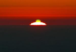 Какво представлява този зелен проблясък малко преди залез слънце?