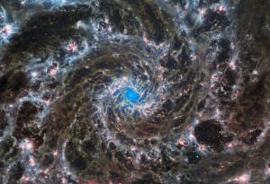 „Хъбъл“ vs „Джеймс Уеб“ – вижте тези две невероятни снимки на една и съща галактика