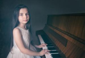 8-годишно българче ще свири на червения роял на  Елтън Джон в Лондон
