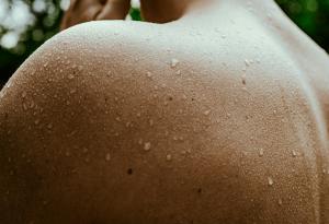 Тестостеронът и телесната миризма може "тихомълком" да влияят върху това как хората възприемат социалния статус на мъжете