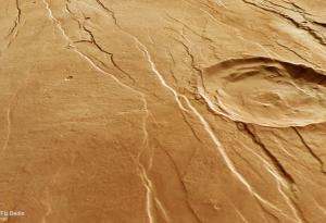 Нови снимки показват гигантски „следи от нокти“ по повърхността на Марс