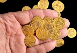 Израелски археолози откриха златни монети от 7-и век, скрити в стена в природен резерват